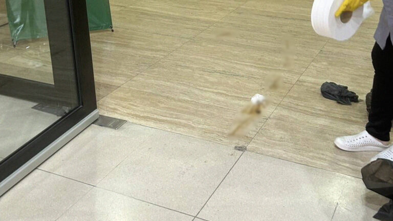 อึใครยกมือขึ้น ! พบอึปริศนาเรี่ยราดกลางอาคารรัฐสภาหมื่นล้าน คาดบุคคลนิรนามอั้นไม่อยู่