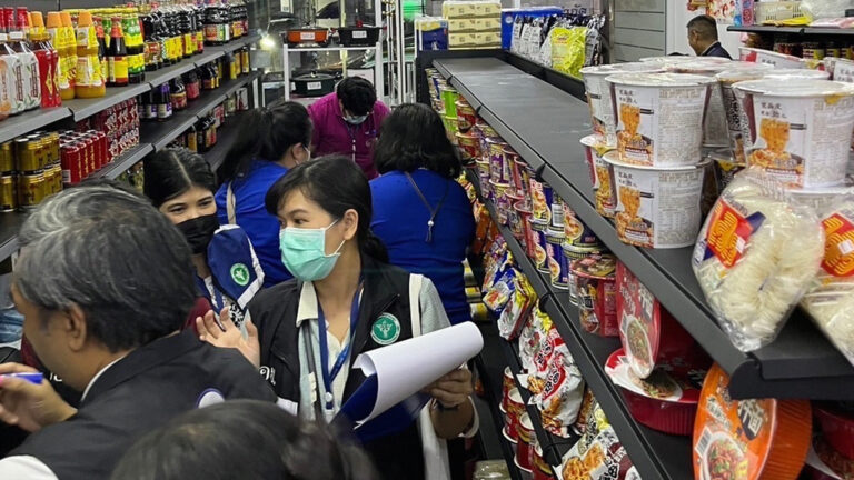 ห้วยขวางสะเทือน จนท.บุกตรวจร้านซูเปอร์มาร์เก็ตจีนซ้ำ เจอสินค้าลักลอบนำเข้า อื้อ