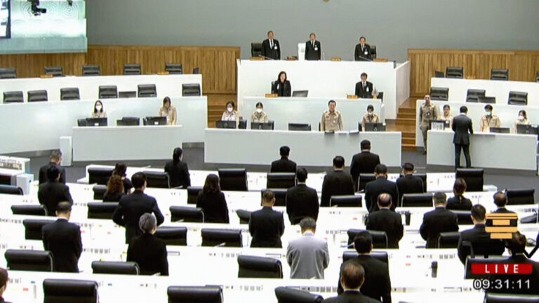 “วุฒิสภา” อาลัย “ไฟไหม้รถบัสนักเรียนทัศนศึกษา” พร้อมใจแต่งชุดดำ-ยืนสงบนิ่ง 1 นาที